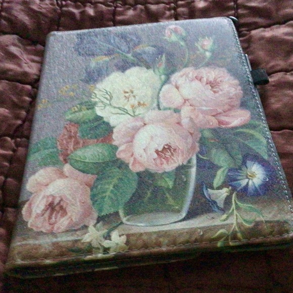 I ipad cover and a iPhone Stand. - Picture 5 of 10